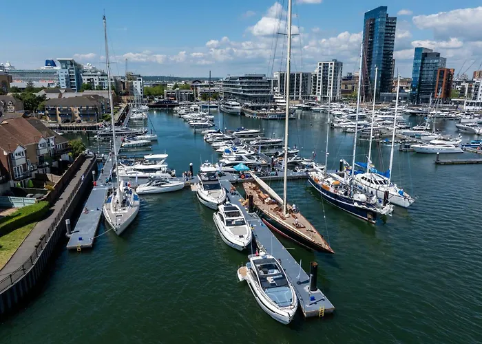 The Greenwich - Two Bedroom Apartment With Parking, Close To Ferry Terminals